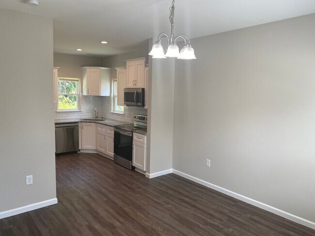 Building Photo - Beautiful 3 bedroom 2.5 bathroom home in C...