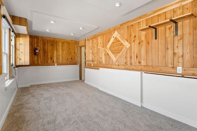 Building Photo - Large Studio apt close in SW! Pets OK!