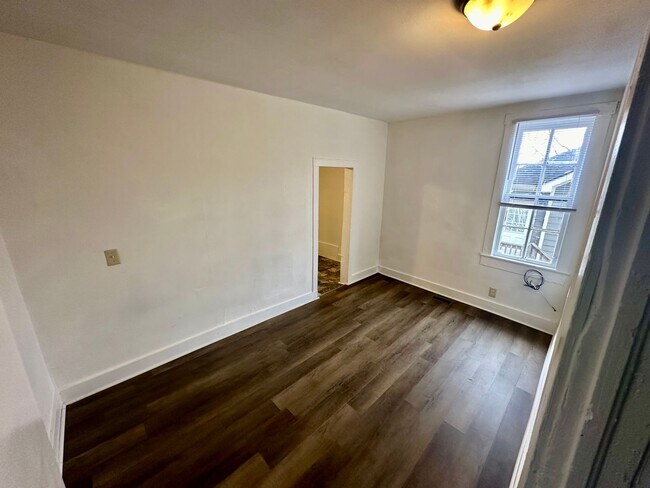 Building Photo - Two Bedroom, 1 Bath House in Columbia!