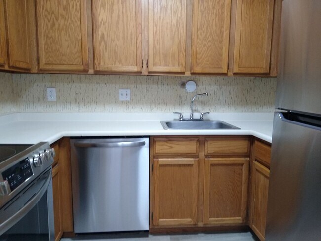 Building Photo - Charming 2 Bedroom 2 Bath w/ Large Yard, 1 Car Garage and Central Air/Heat