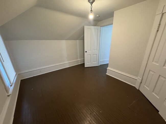 Building Photo - Upper level 3-Bed Duplex with Hardwood Elegance & 2 Baths in North Minneapolis!