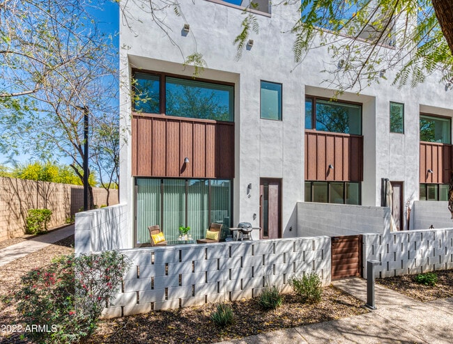 Primary Photo - 540 W Mariposa St