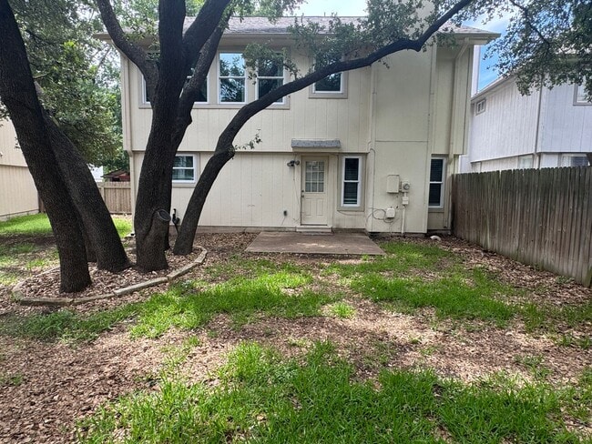 Building Photo - 4 / 2.5 Near Parmer and McNeil