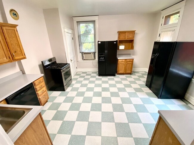 Building Photo - Spacious 5 bed/2 bath on Victor Mins. from...
