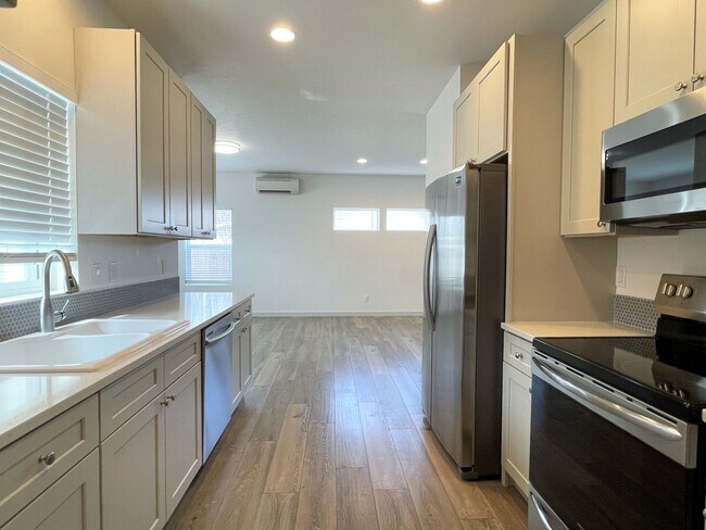 Building Photo - Beautiful3 bed 2,5 bath townhouse in Garden City