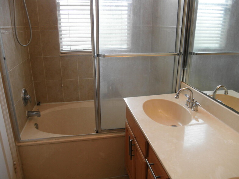 Building Photo - 888 Pipers Cay Dr