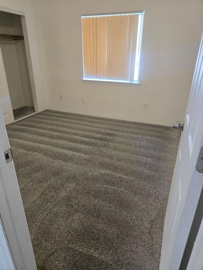 Building Photo - 3 bedroom 1 bath home for Rent in Grants Pass