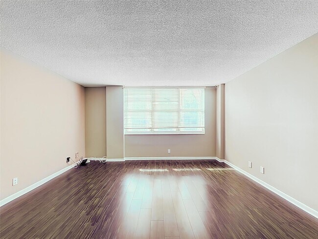 Building Photo - 1147 Hillsboro Mile Unit 506