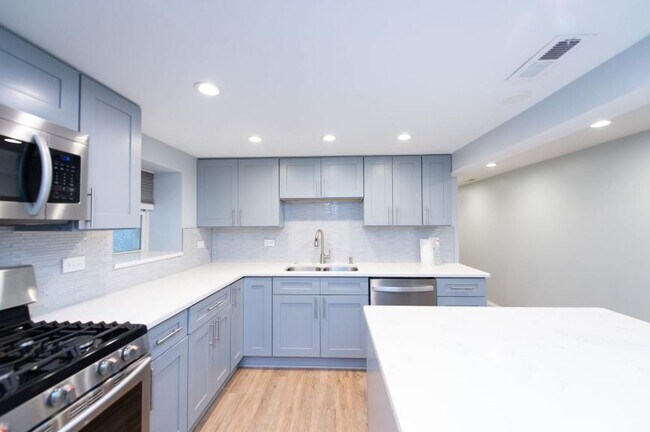 Building Photo - 1 bedroom in Chicago IL 60640