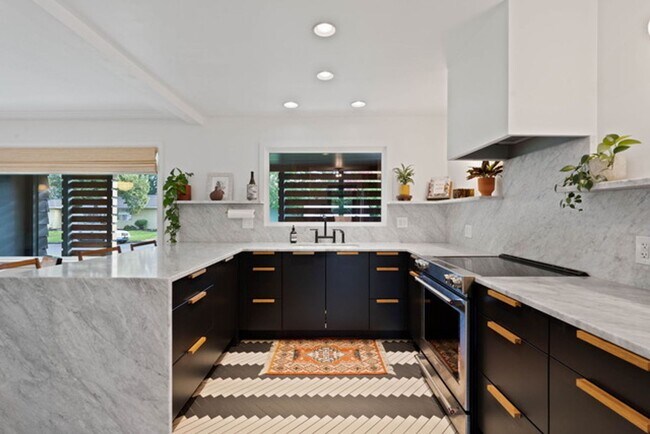 Building Photo - Beautiful Single Family Home!
