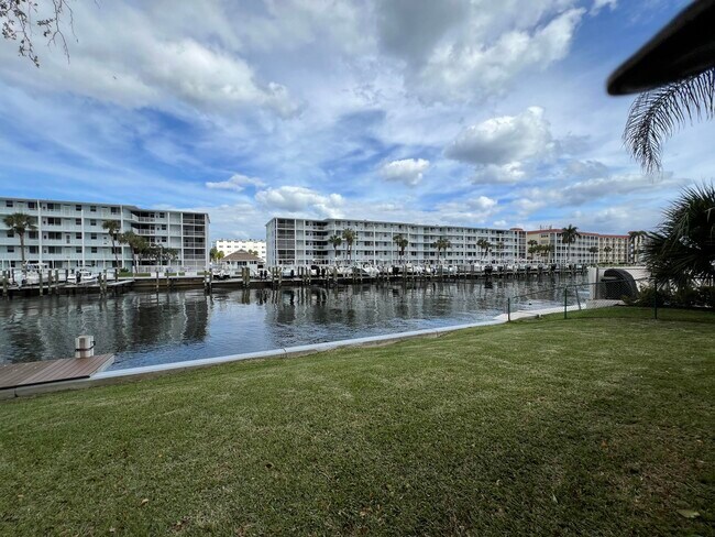 Building Photo - 131 Shore Ct