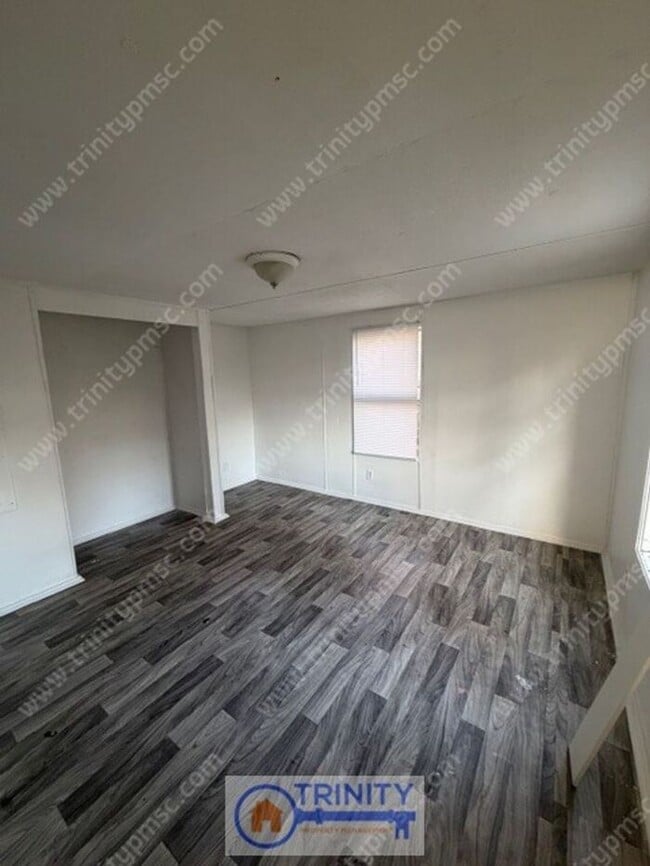 Building Photo - Ready Now! Cute two bed mobile home in Greenville!