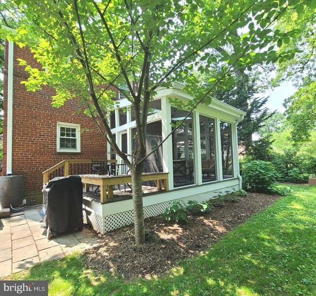 Building Photo - 855 N Larrimore St