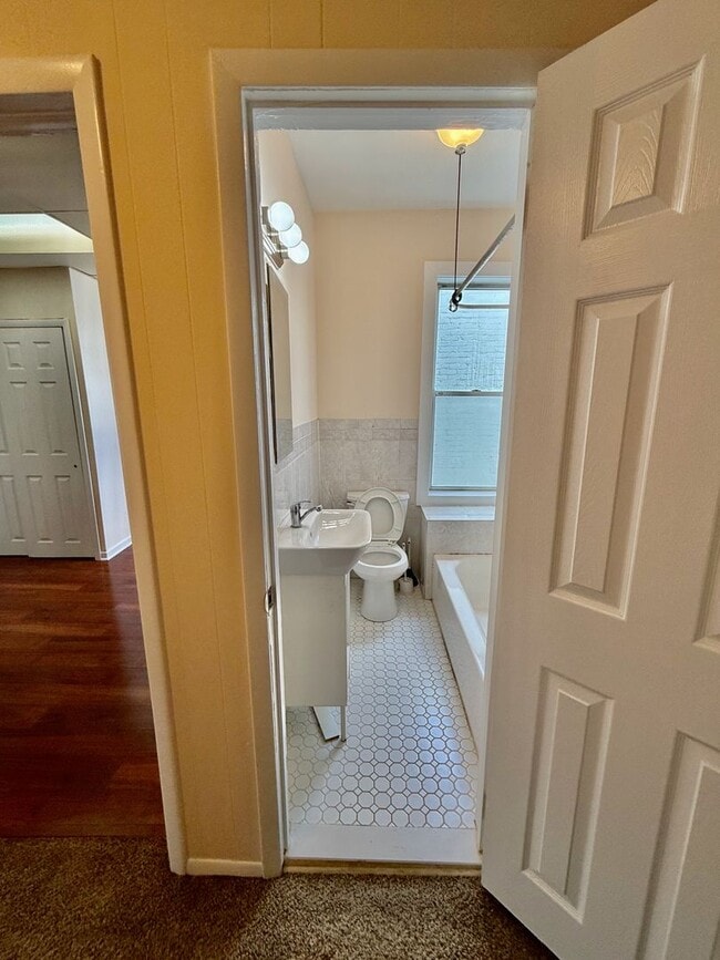 Building Photo - Spacious 3 BR / 1 BA HOUSE in Great South Philly location w/ Hardwood Flooring-Nice Kitchen-Washe...