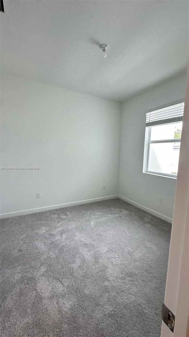 Building Photo - 4612 Hollister Ave