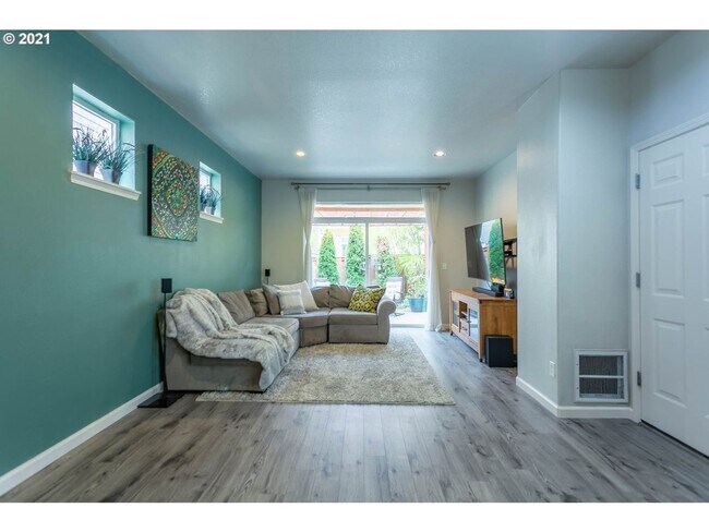 Building Photo - Beautiful 3 bedroom Home with Large Living...