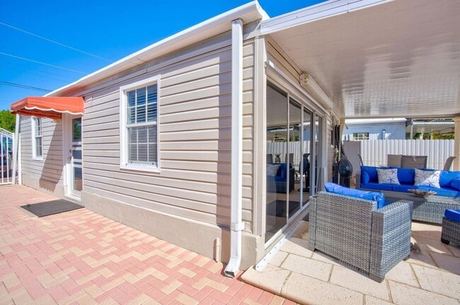 Building Photo - 136 Sable Palm Ln