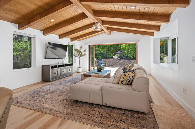 Building Photo - 555 Amphitheatre Dr