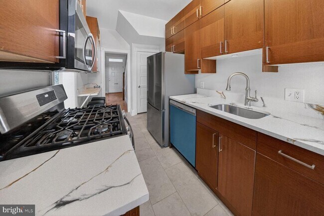 Building Photo - 1932 Summit Pl NE