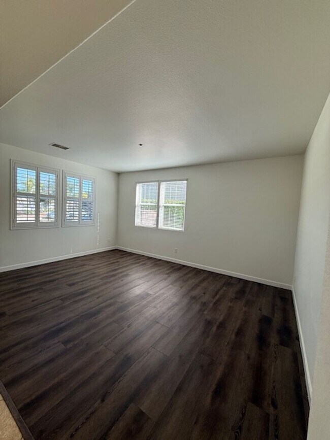 Building Photo - Very Nice 4 bedroom, 3 full bath home in much desired Lakeside neighborhood.