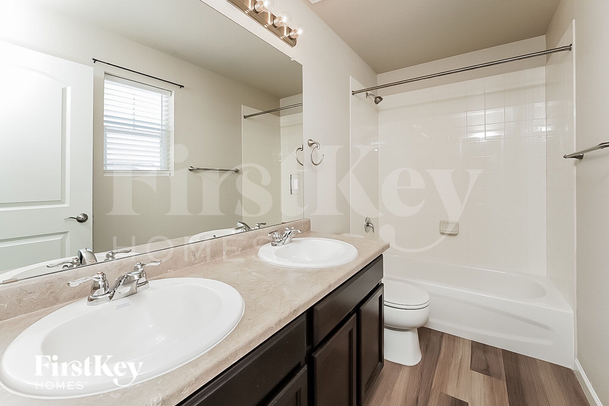 Building Photo - 1902 Villageview Ln