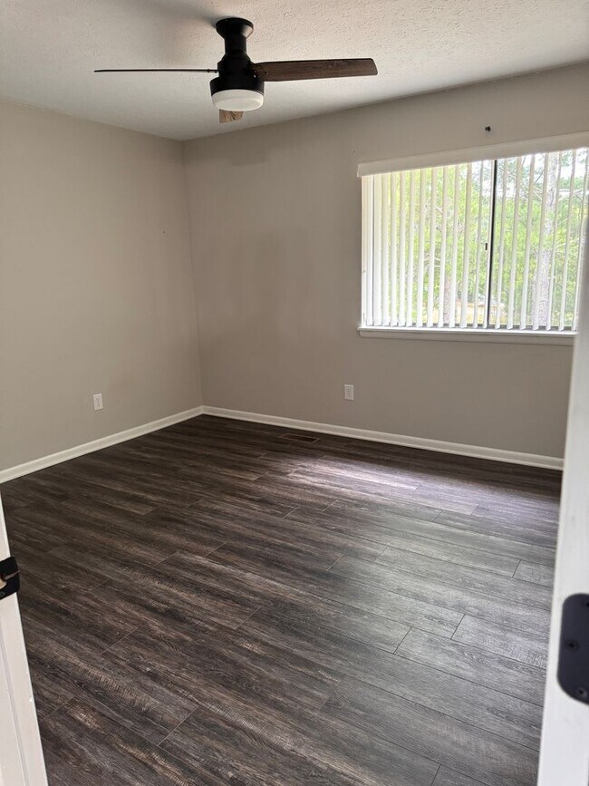Building Photo - 2 Bedroom || 1.5 Bathroom Townhouse