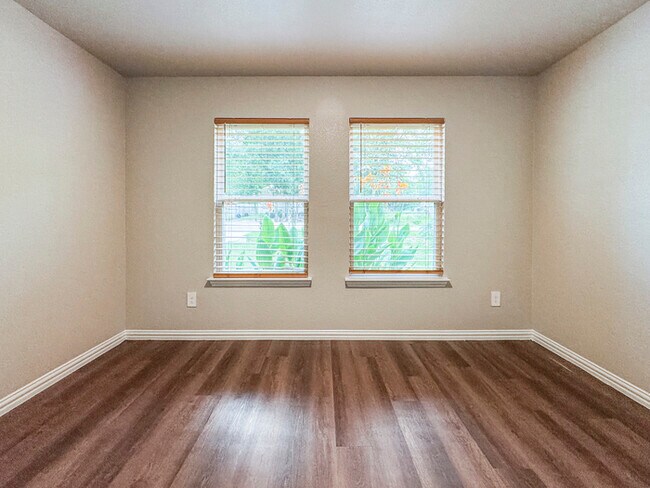 Building Photo - 2222 Echo Lake Dr