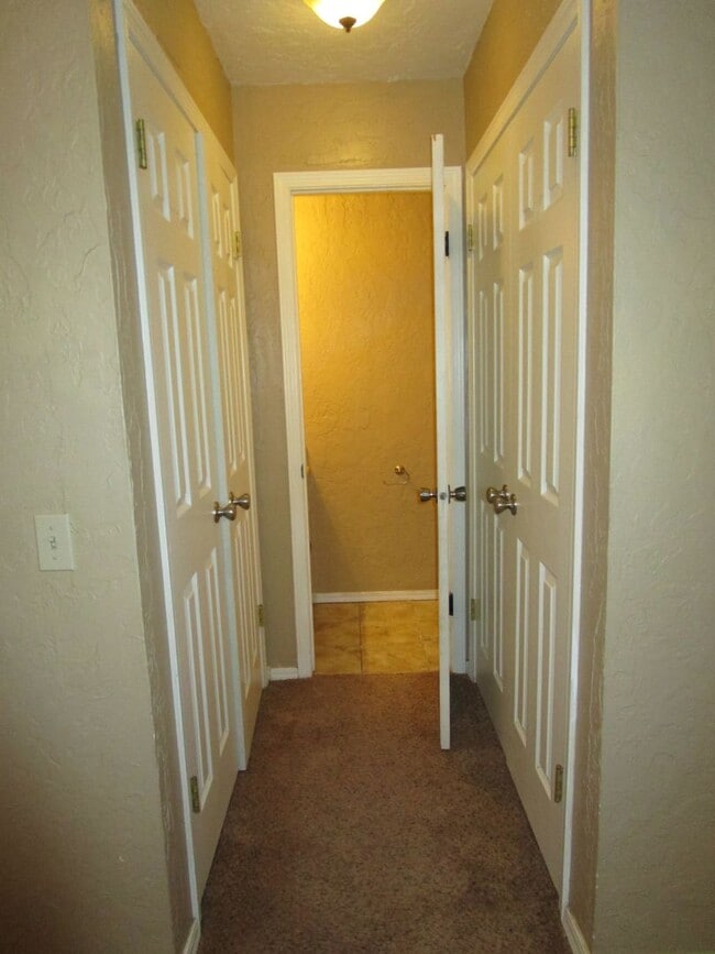 Building Photo - Move in Ready 3 or 4 bedroom