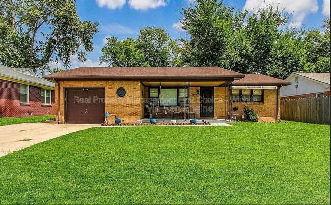 Building Photo - 732 N El Paso Dr
