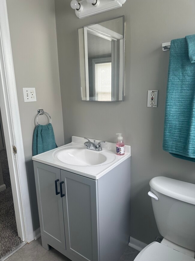 Building Photo - Three bedroom house with garage