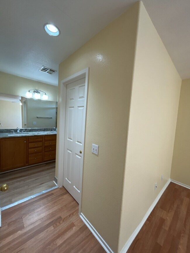 Building Photo - Experience luxurious living in this stunning 4-bedroom, 2.5-bathroom house