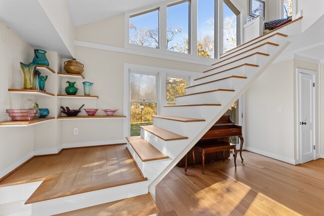 Building Photo - 303 Henderson St