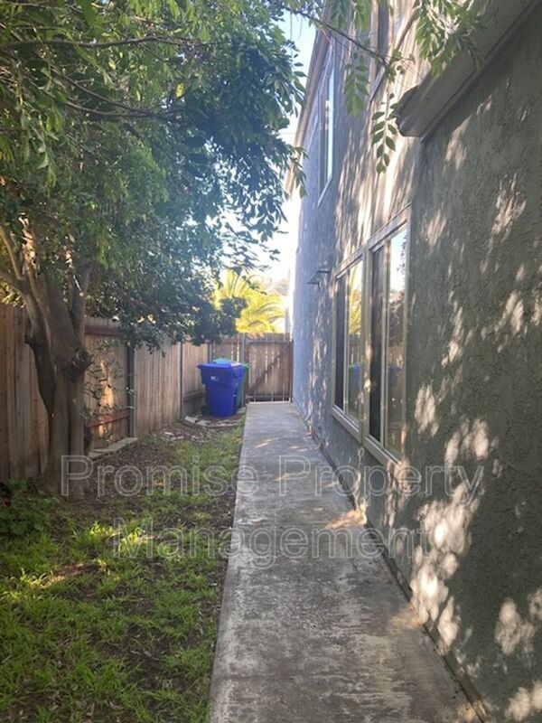 Building Photo - 1744 Calle Platico