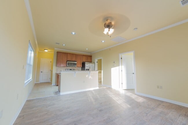 Building Photo - Town Centre Condo close to Dell and Shoppi...
