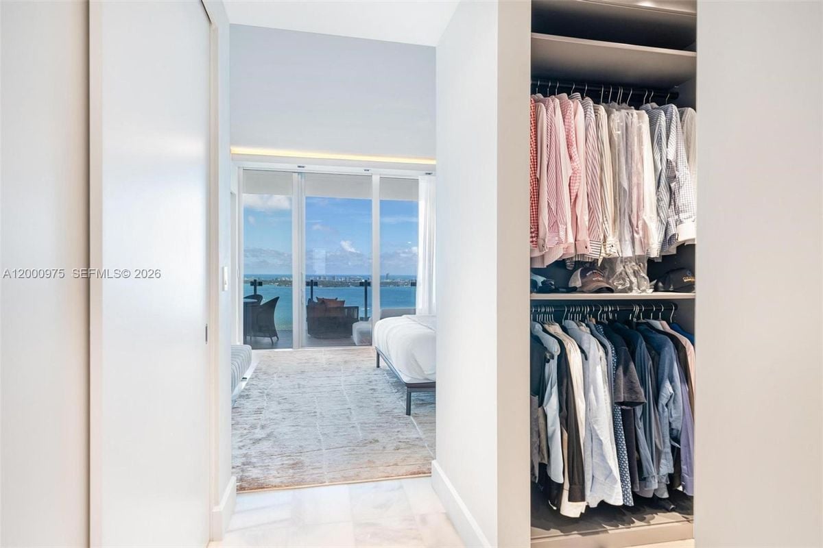 Building Photo - 700 NE 26th Terrace