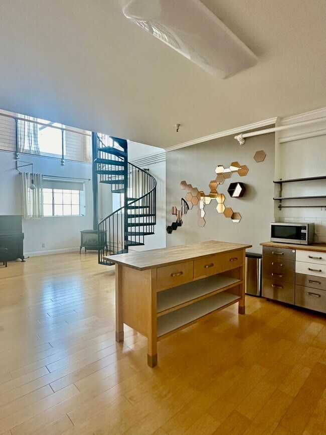 Building Photo - Industrial Chic 3bed/3bath loft style cond...