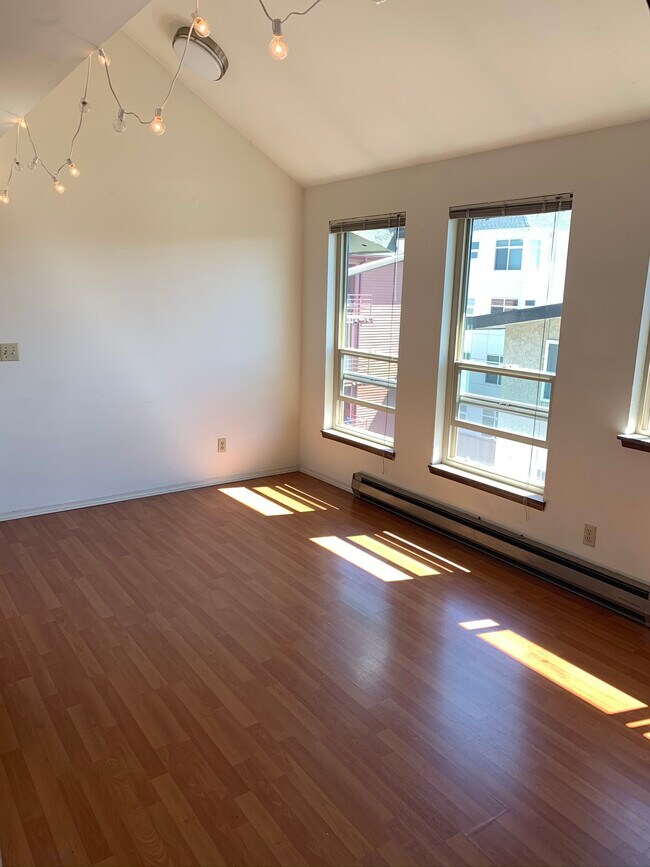 Building Photo - 4230 NE 8th Ave