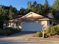 Building Photo - Charming 3bd/2ba in Oakmont's 55+ Adult Co...