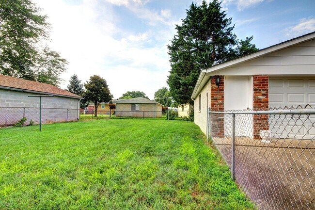 Building Photo - Available NOW - 4 beds/ 2 baths - $2,000/mo