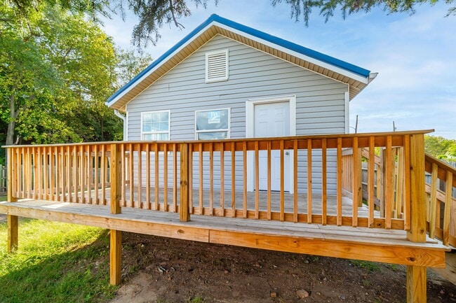 Building Photo - 465 Brehl Ave