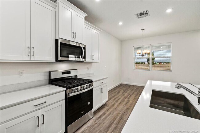 Building Photo - 14135 SW Safi Ter