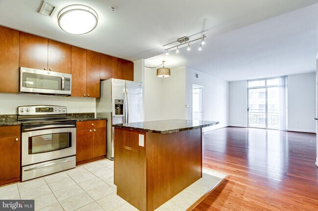 Building Photo - 155 Potomac Passage