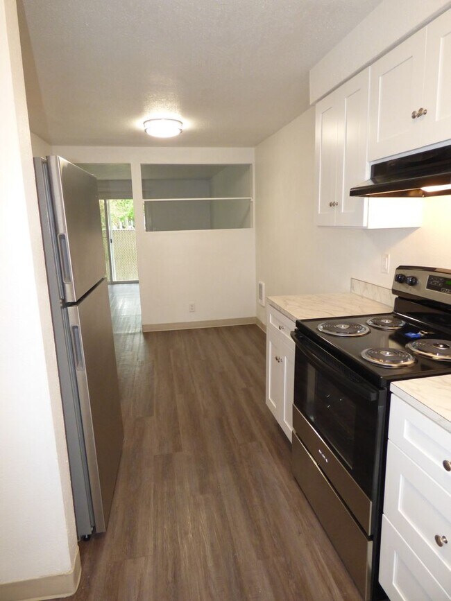 Building Photo - Rent Special: 1/2 Off June's Rent!! - 2 bed Townhome