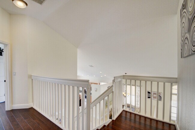 Building Photo - 2418 Westmont Dr