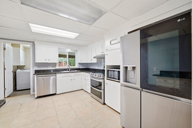 Building Photo - 5 bedroom, 3 1/2 bath, home with two master suites and 2 car garage.