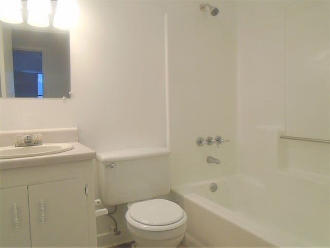 Building Photo - 418 Hargrove St