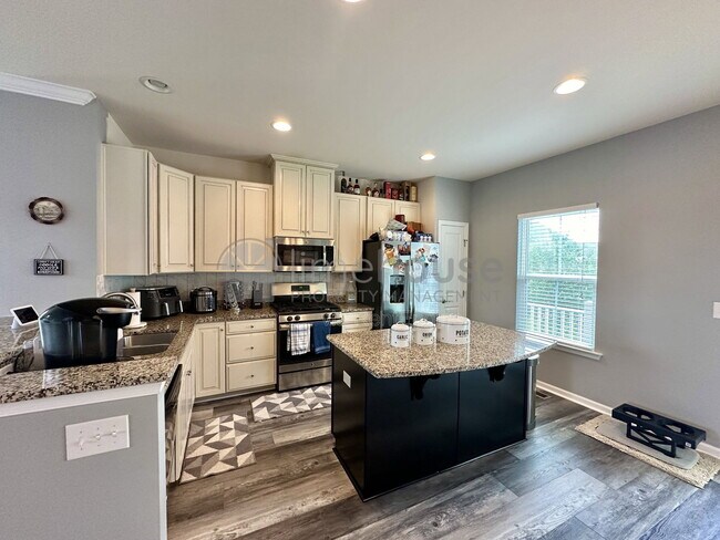 Building Photo - 724 Phalarope St