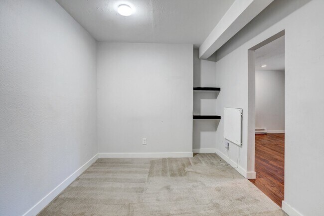 Building Photo - $1,395.95 - 1 Bed Updated Condo right by Cherry Creek Shopping Center!