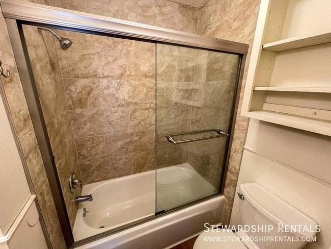 Building Photo - 893 W 5th Ave