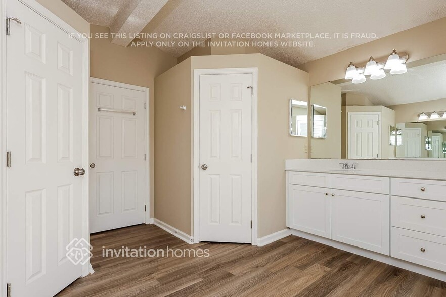Building Photo - 11836 Lake Fern Dr
